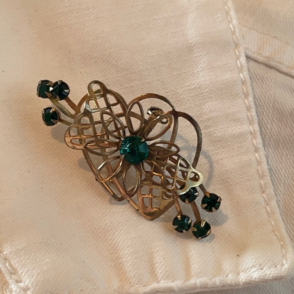 Vtg heart and flower brooch gold tone with green prong stones